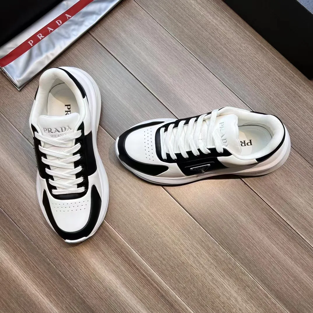 P440 Prad* men's new soft leather casual sneakers. This sneaker is made of Napa cowhide. The leather is soft and fine, with a natural texture, which improves breathability. The outer side is coated with an enamel metal triangle logo to embellish the shoe body. The tongue and heel are decorated with brand letter logo details. Ultra-lightweight 6cm concave and convex rubber thick sole with PRADA letter logo on the side and cowhide lining. It feels comfortable on the foot and is exquisite and versatile!